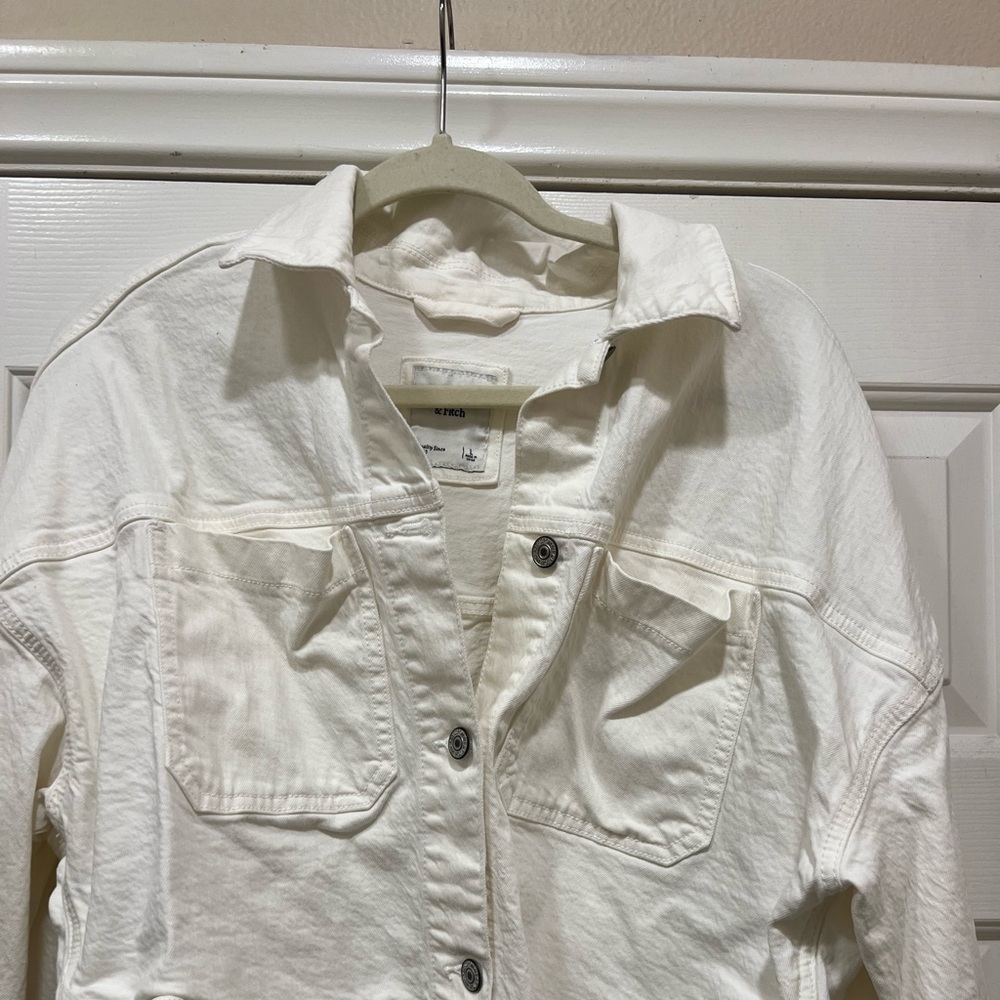 ABERCROMBIE & FITCH
White denim crop jean jacket